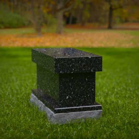 1969 - Poliertes Granit-Kremationsdenkmal mit Flachdach-Design