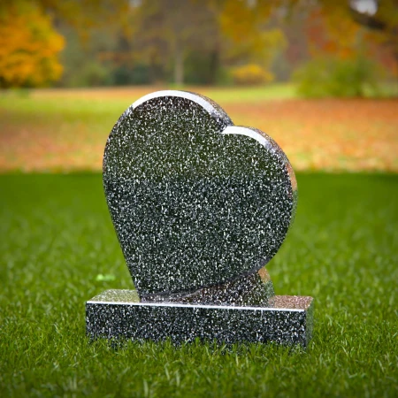 1946 - Herzförmiger Grabstein aus Granit - Elegantes Denkmal für anhaltende Liebe