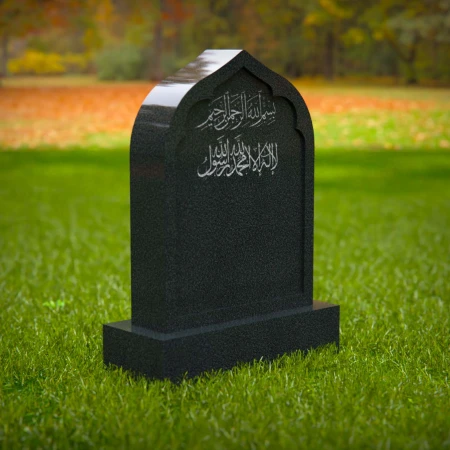 1593 - Lápida islámica con inscripción en árabe en un cementerio tranquilo