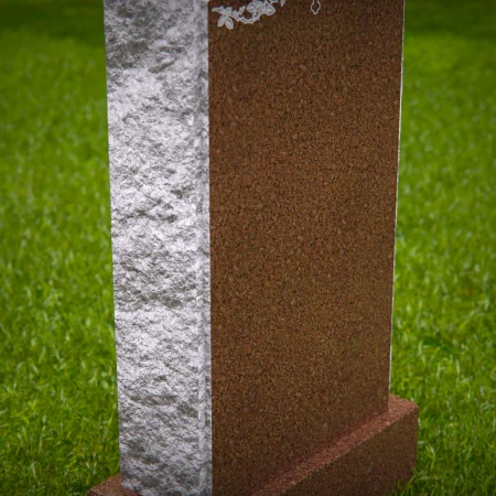 1825 - Senkrechter Grabstein mit Kreuz- und Rosenblumen-Gravur