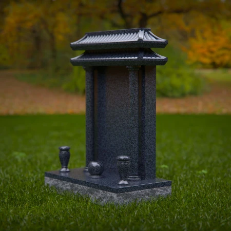 1907 - Klassisches Denkmal mit Ziegeldach und Säulenakzenten in einer friedlichen Landschaft