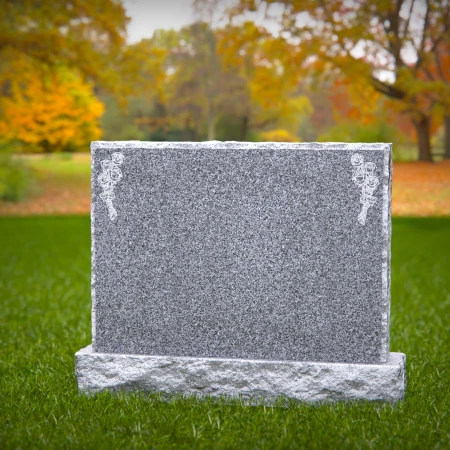1831 - Lápida Conmemorativa Minimalista con Ramos de Rosas Grabados en un Entorno Natural