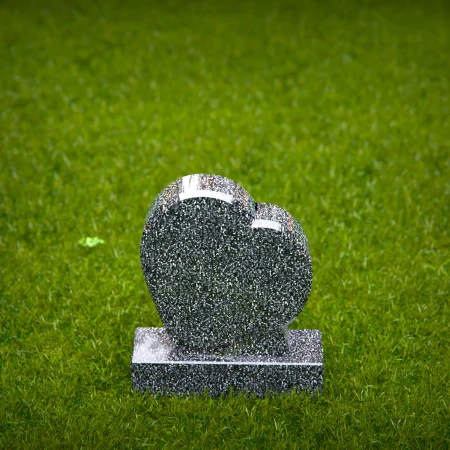1946 - Herzförmiger Grabstein aus Granit - Elegantes Denkmal für anhaltende Liebe