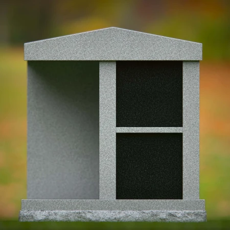 1967 - Granit-Kremationsdenkmal mit Dach-Design und zwei Nischen