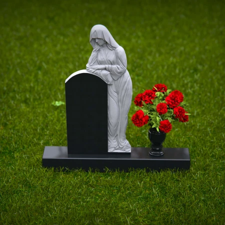 1910 - Monumento Triste con Figura en Duelo y Arreglo Floral