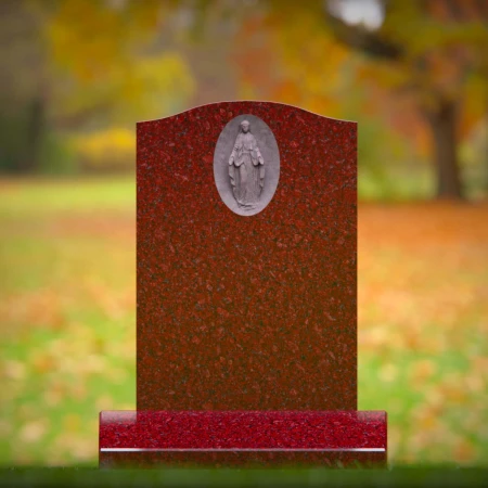 1920 - Aufrechtes Denkmal mit religiösem Ovalrelief in friedlicher Umgebung