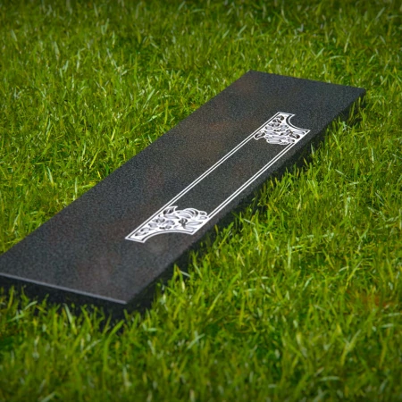 1648 - Flache Grabplatte aus Granit mit Blumen-Gravur