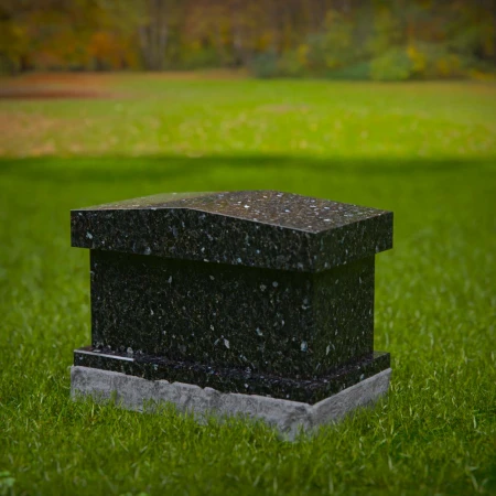 1971 - Klassisches Kremations-Nischen-Denkmal mit schrägem Dach