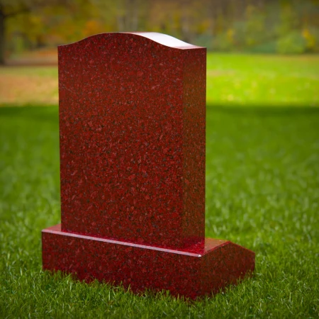 1920 - Aufrechtes Denkmal mit religiösem Ovalrelief in friedlicher Umgebung