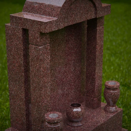 1886 - Traditioneller aufrechter Grabstein mit gewölbter Spitze und dekorativen Urnen