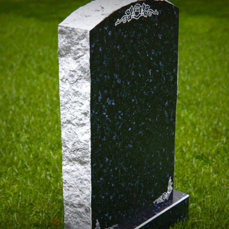 1821 - Aufrechter Grabstein mit geschnitzten Rosen und dekorativen Eckverzierungen