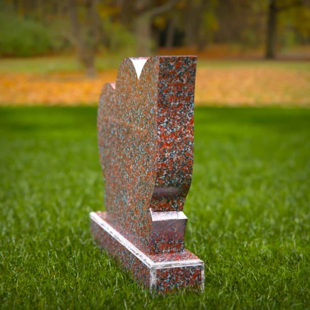 1955 - Herzförmiger Grabstein aus Granit mit geschnitzten Blumenakzenten