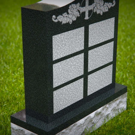 1609 - Lápida Conmemorativa Cristiana con Cruz Floral y Múltiples Placas